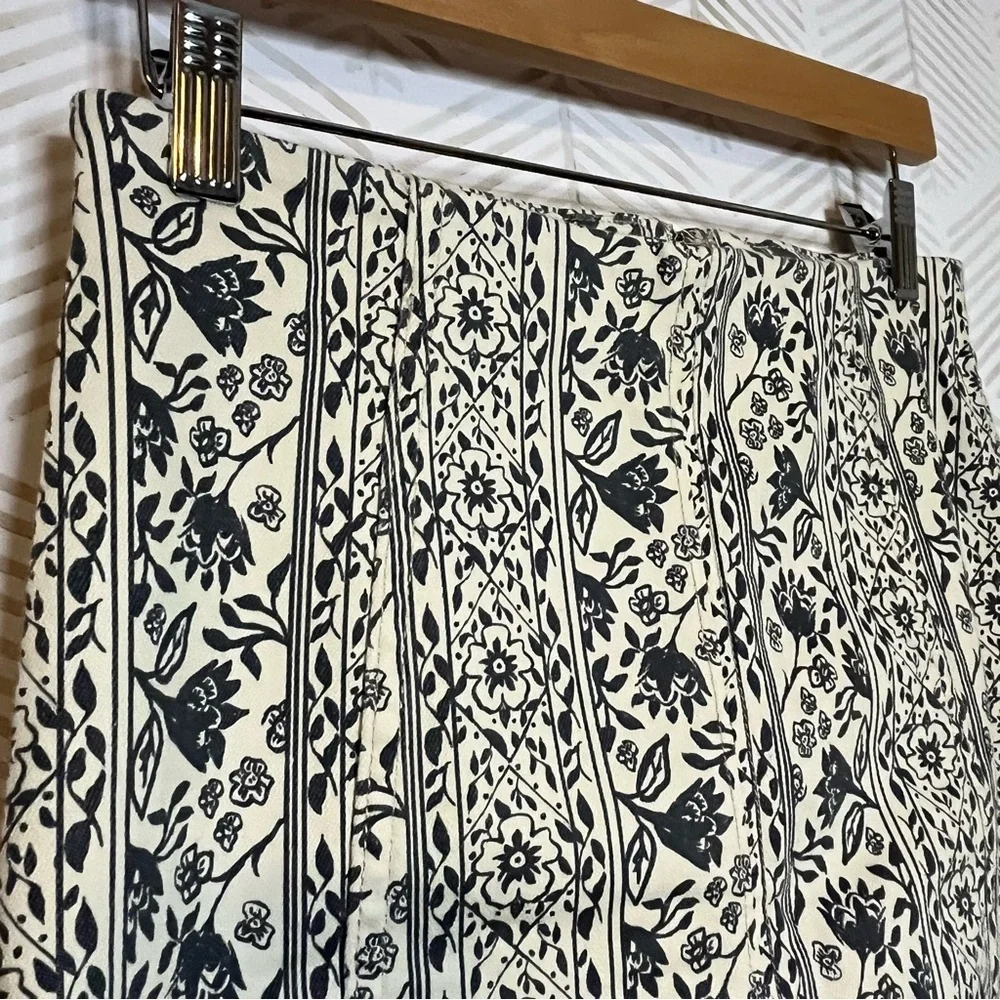 🔆 Free People floral lace Print Mini Skirt, Gray & cream, Back Zipper, Size 6